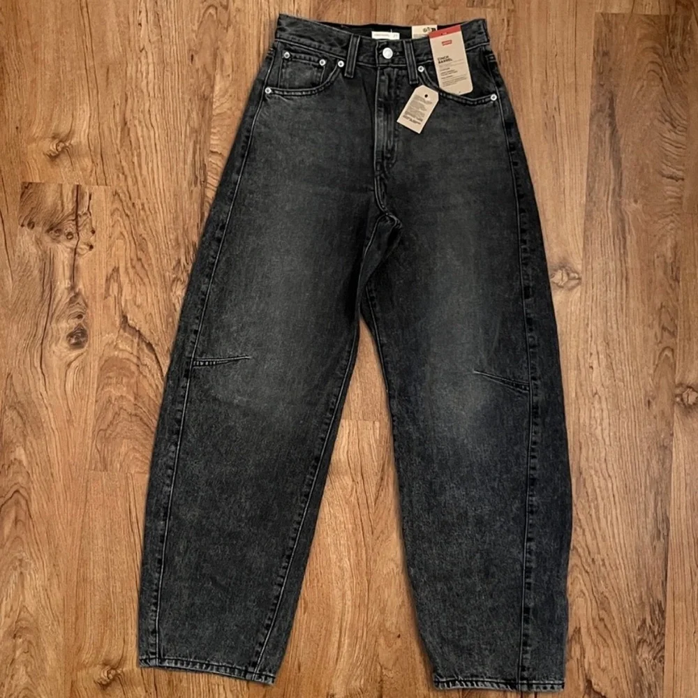 Levi's Women's Cinch Waist Barrel Jeans - Picture 5 of 15